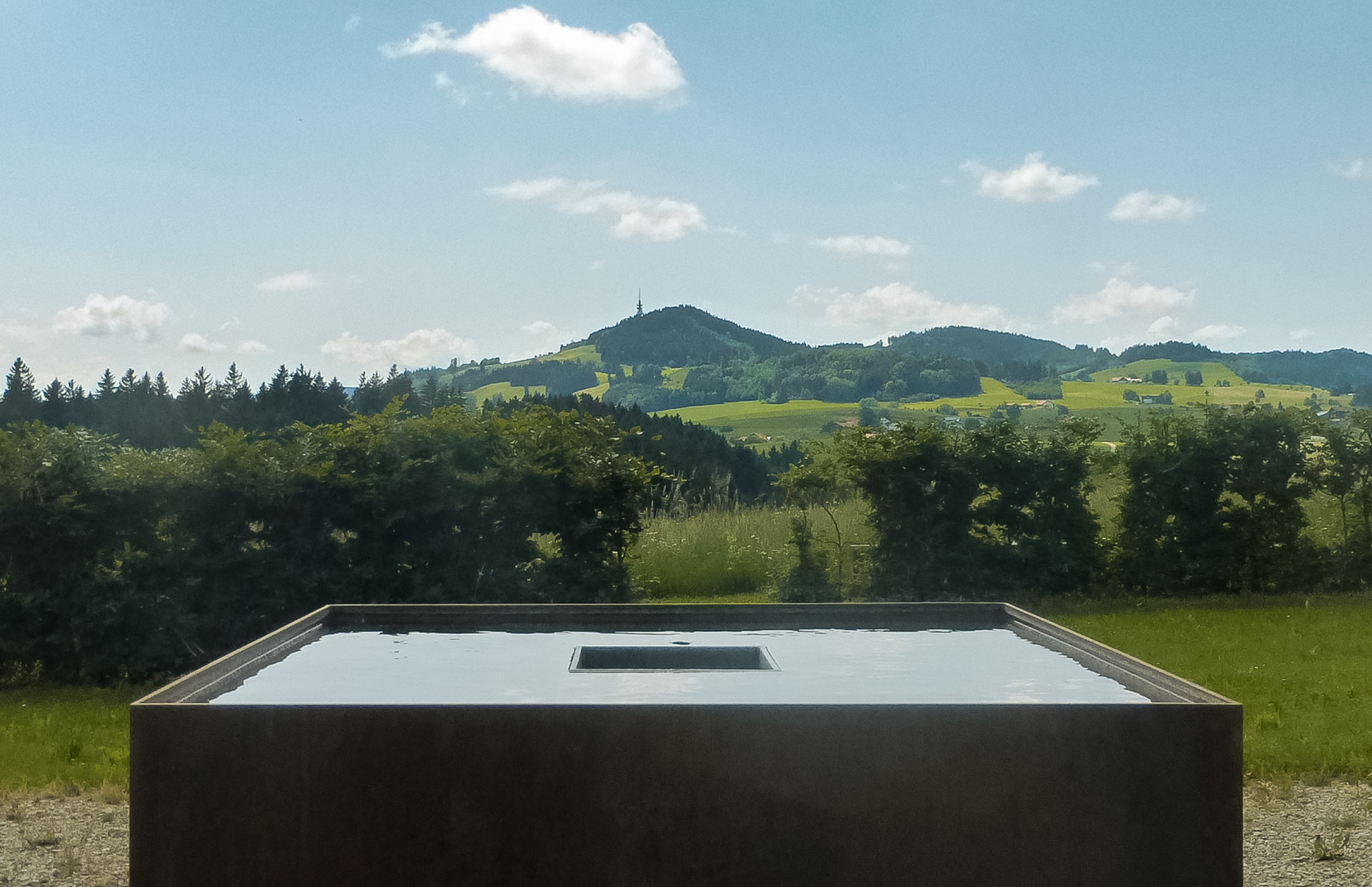 Wasserspiel mit Bergblick