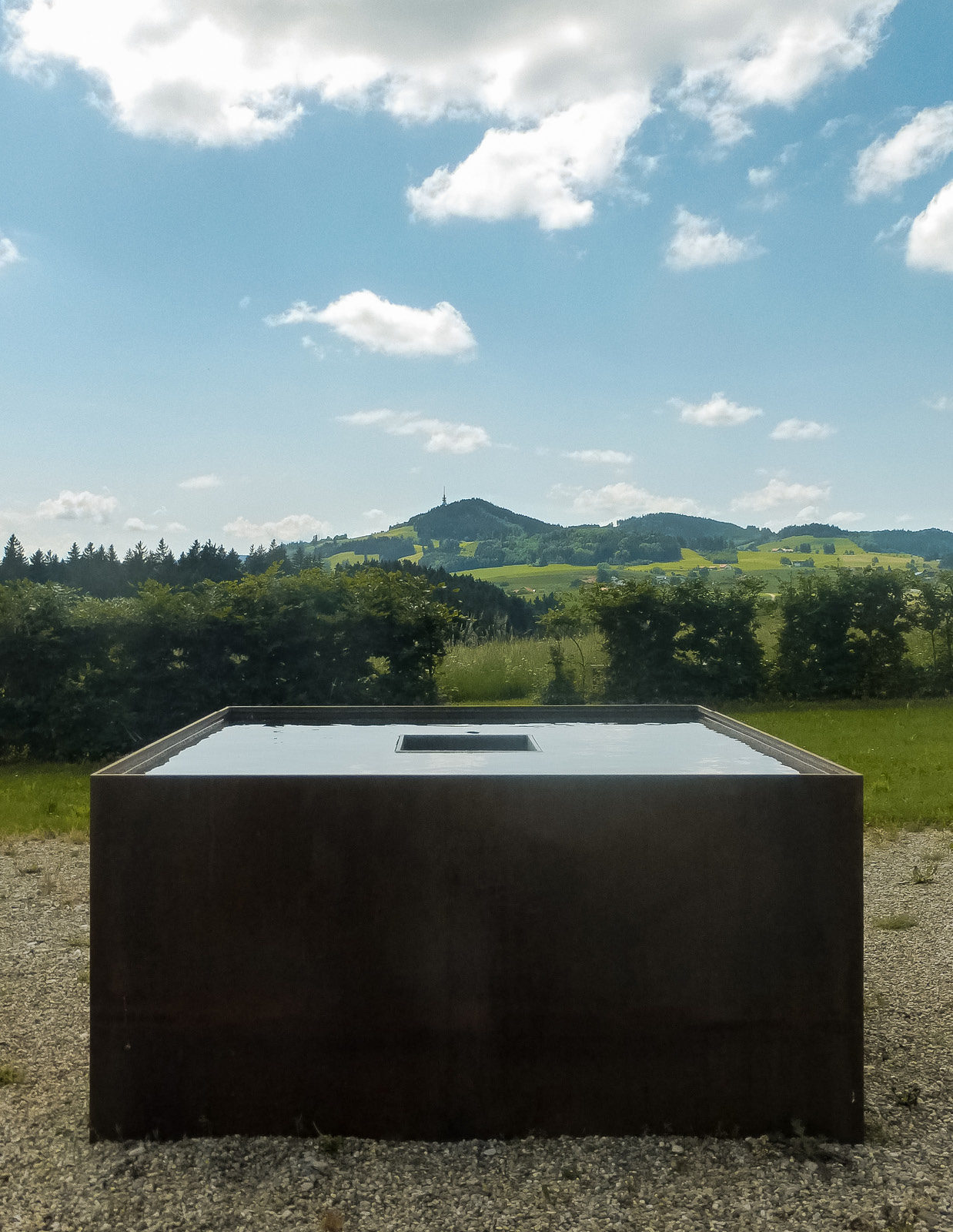 Wasserspiel mit Bergblick