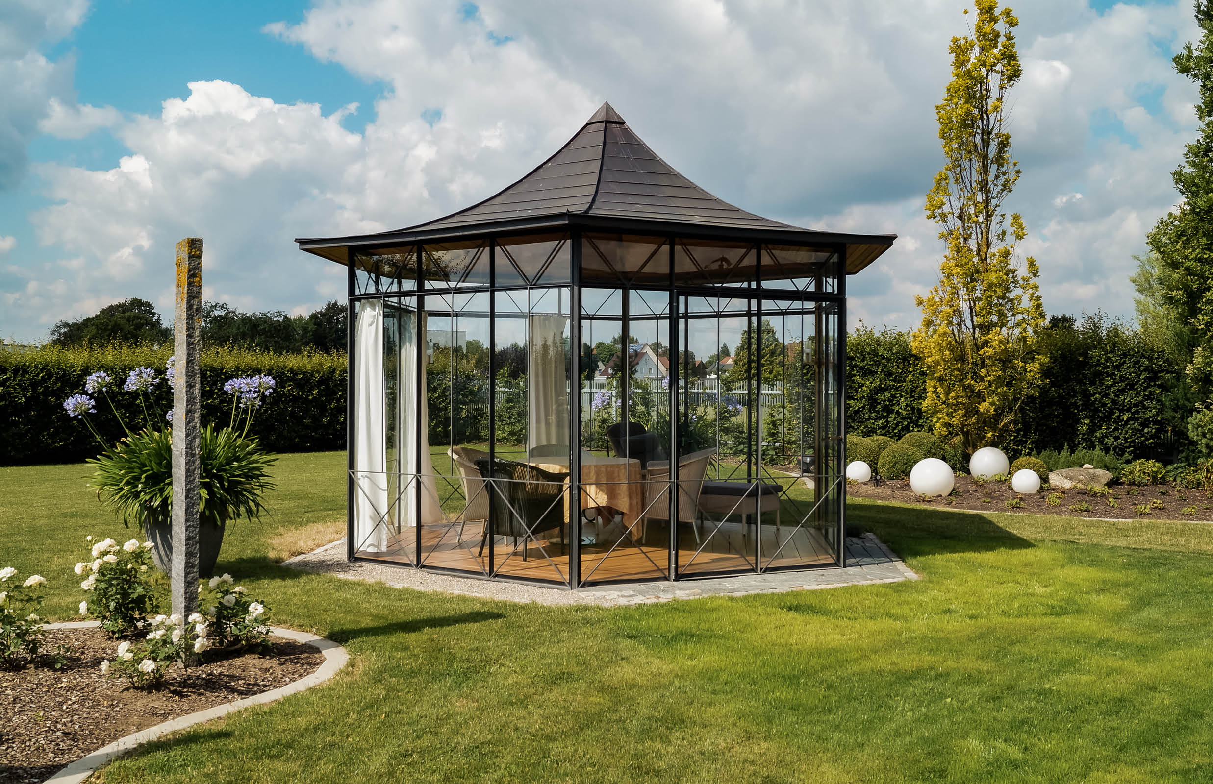 Metall Pavilion im Garten