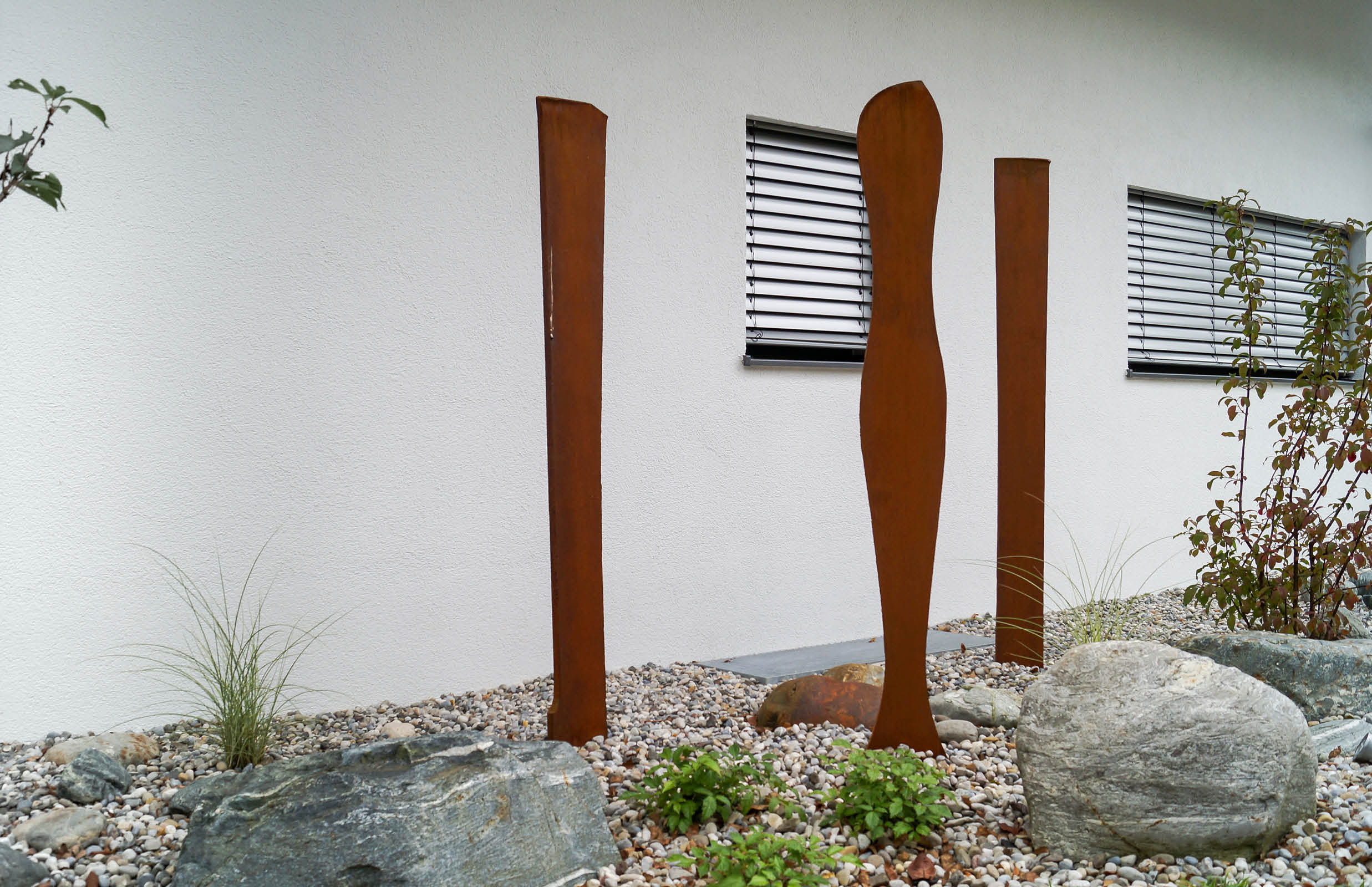 Stelen in Stahl