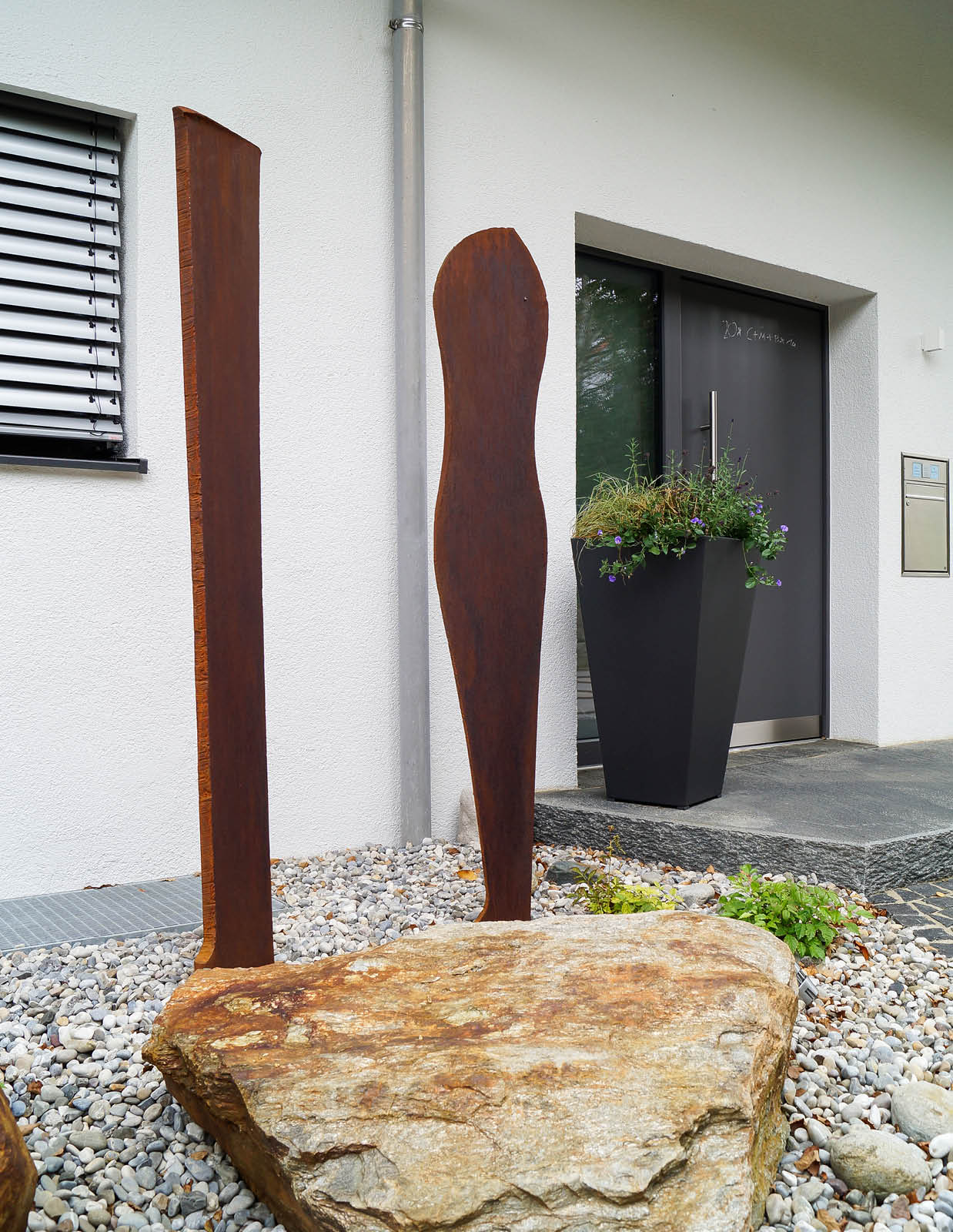 Stelen in Stahl
