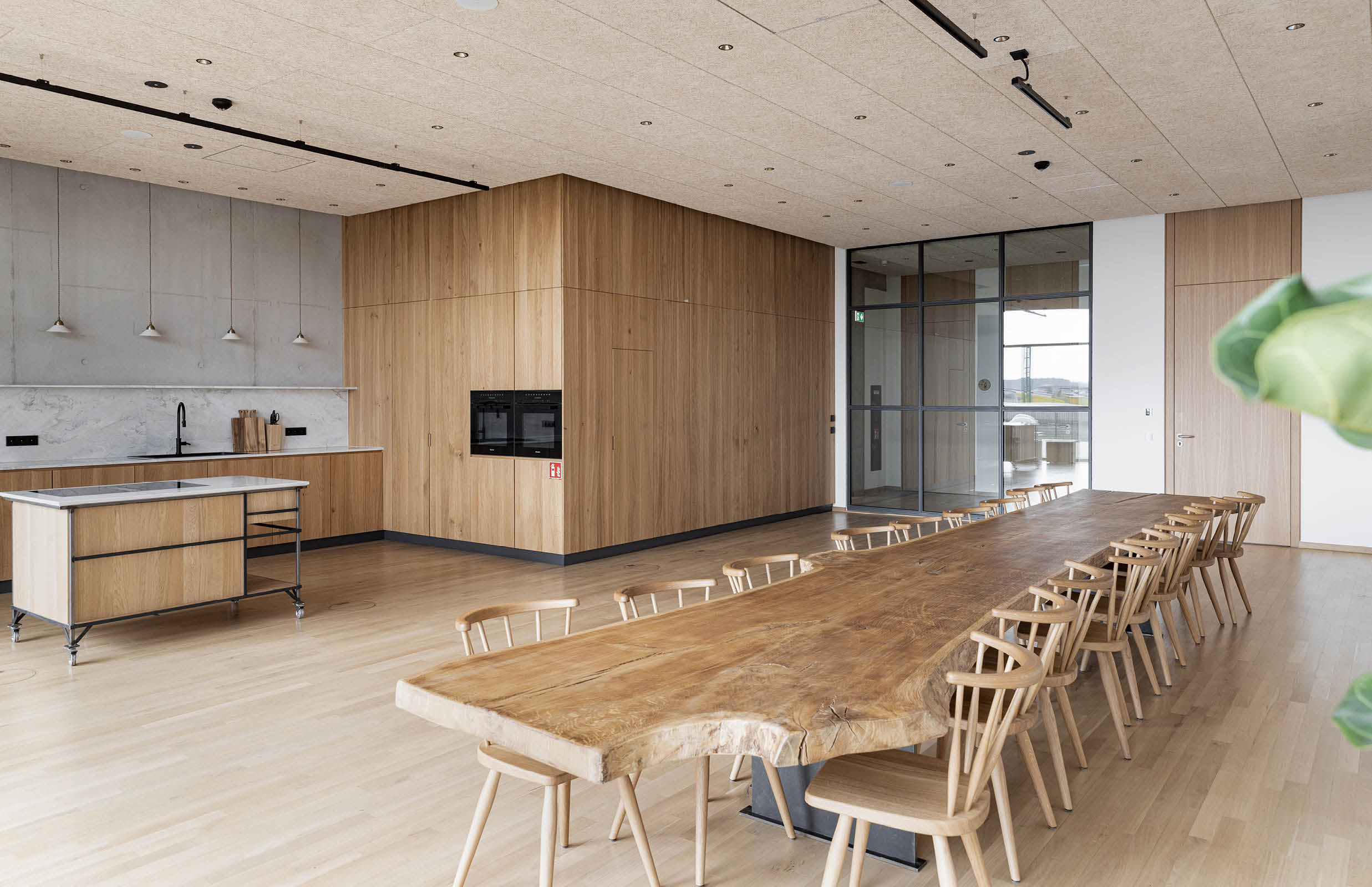 6-Meter-Tafel aus massiver Eiche im RAPUNZEL Küchenstudio