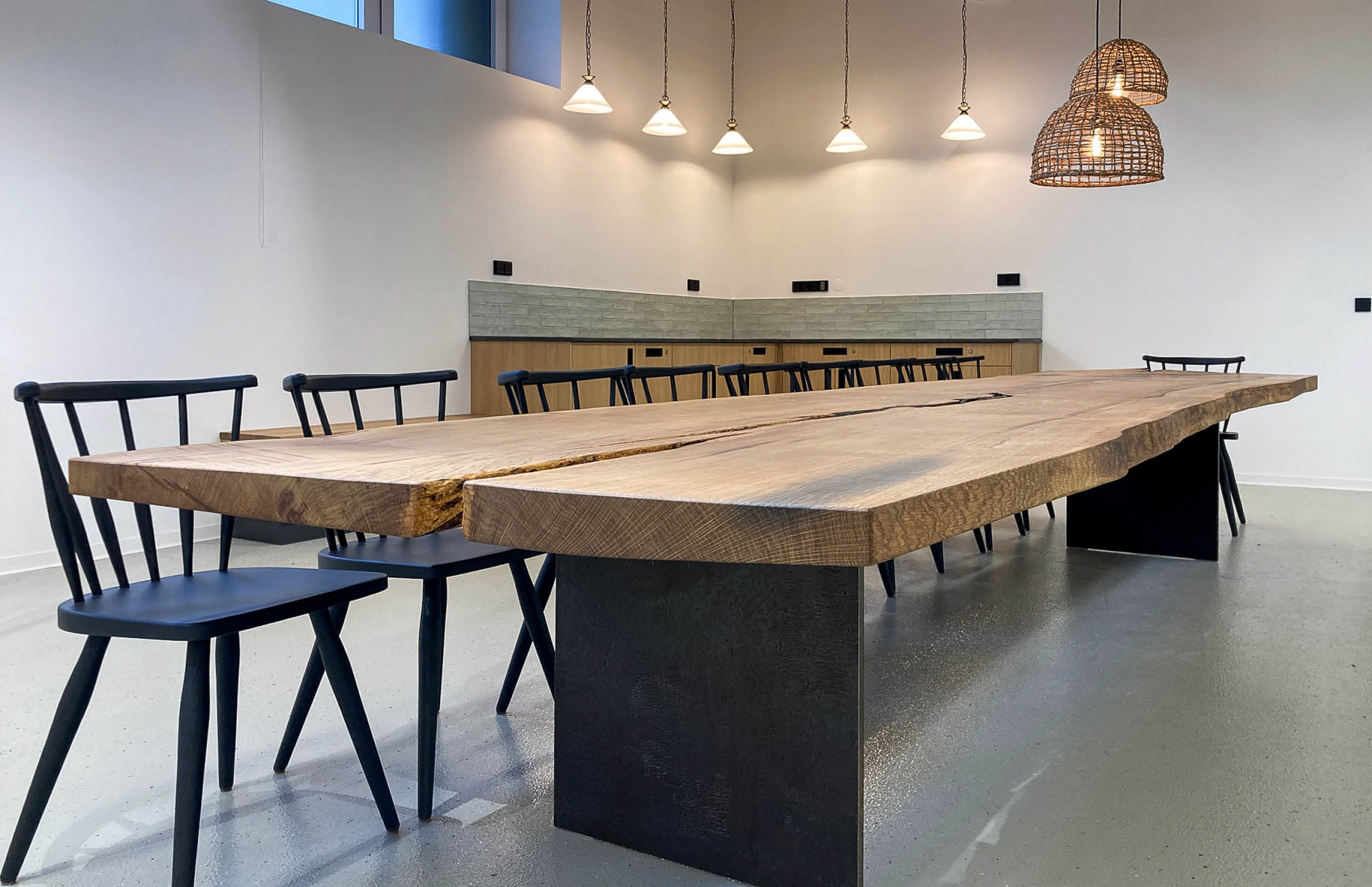 5-Meter-Tafel aus massiver Eiche mit Stahlwangen
