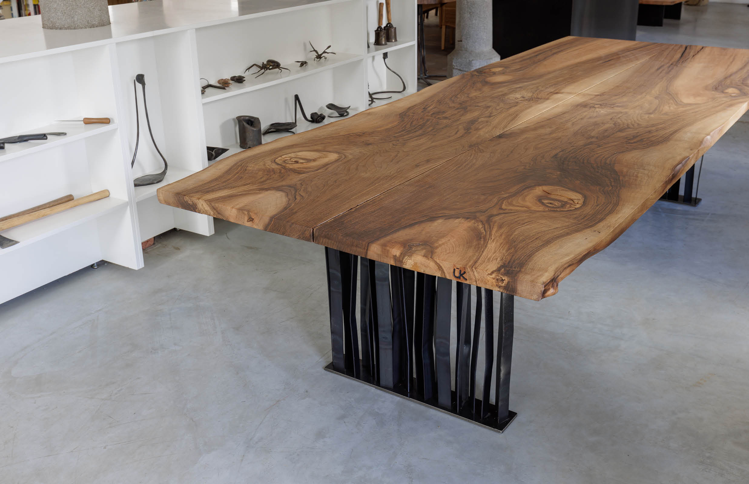 Massiver Tisch aus Nussbaumholz mit Baumkante