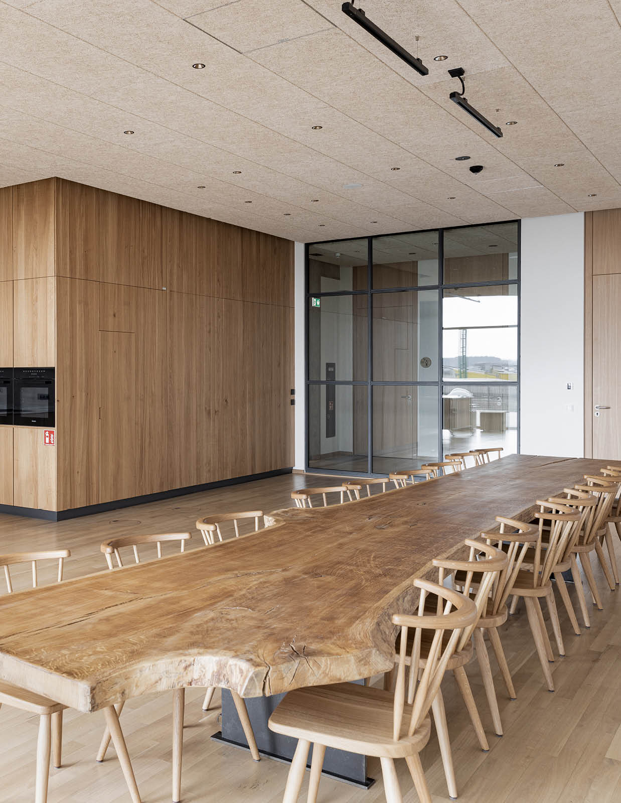 6-Meter-Tafel aus massiver Eiche im RAPUNZEL Küchenstudio