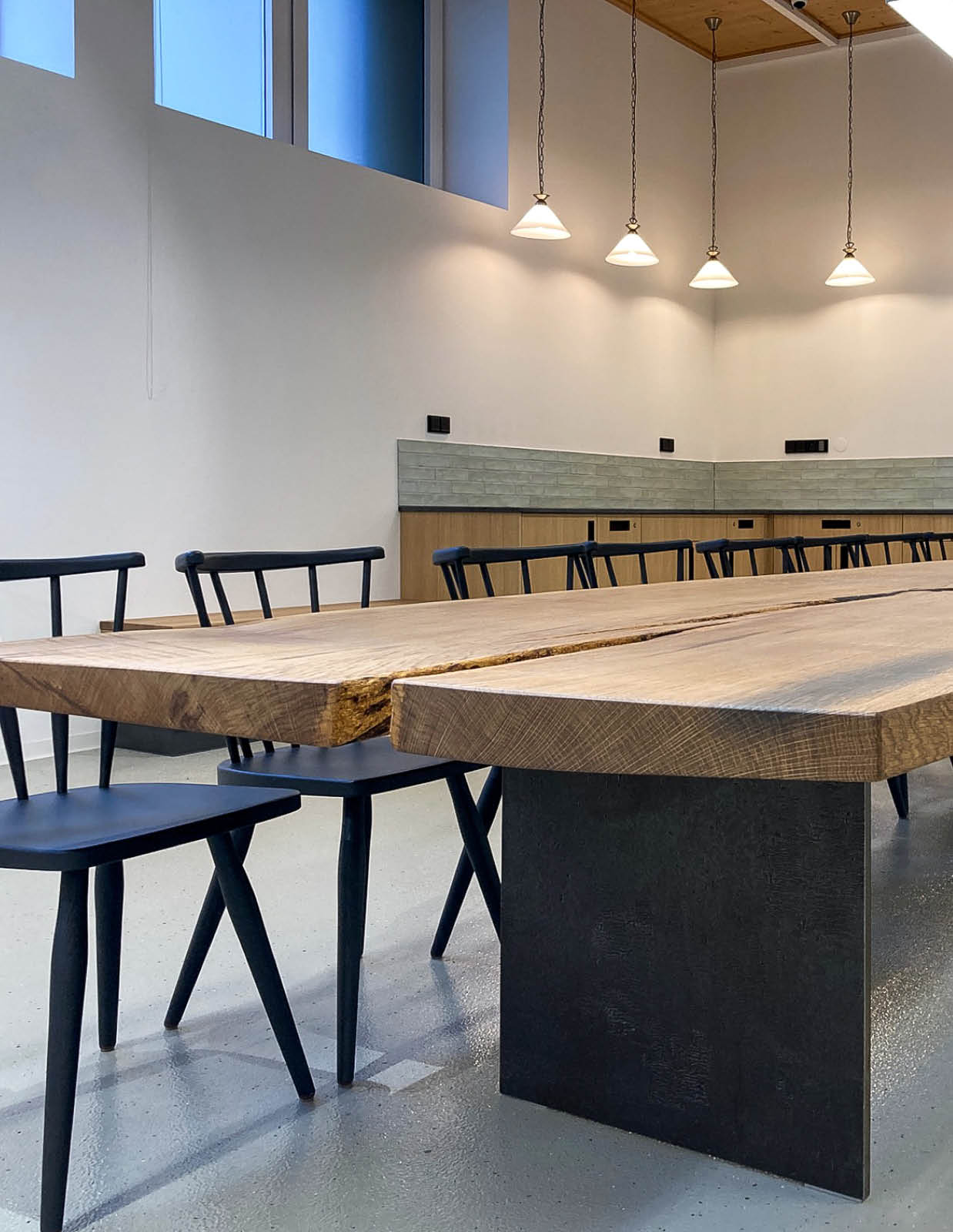 5-Meter-Tafel aus massiver Eiche mit Stahlwangen