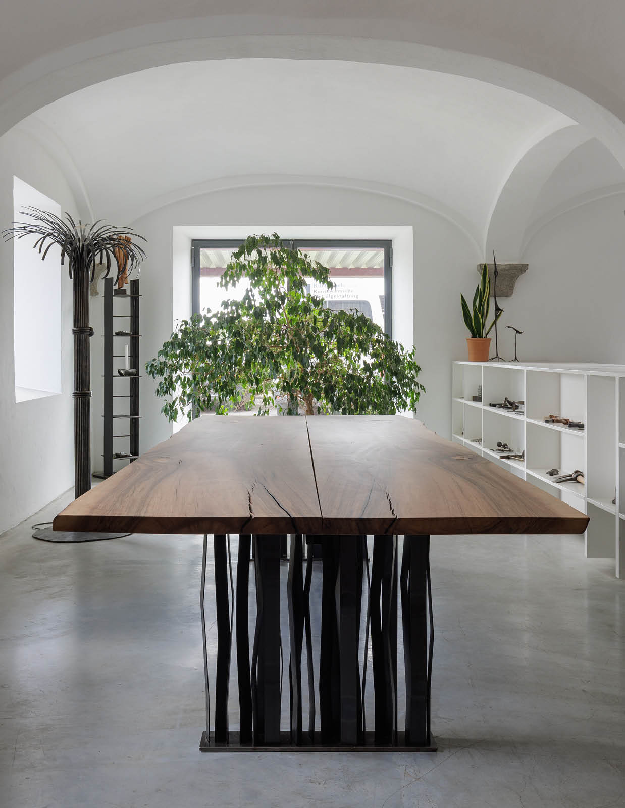 Massiver Tisch aus Nussbaumholz mit Baumkante