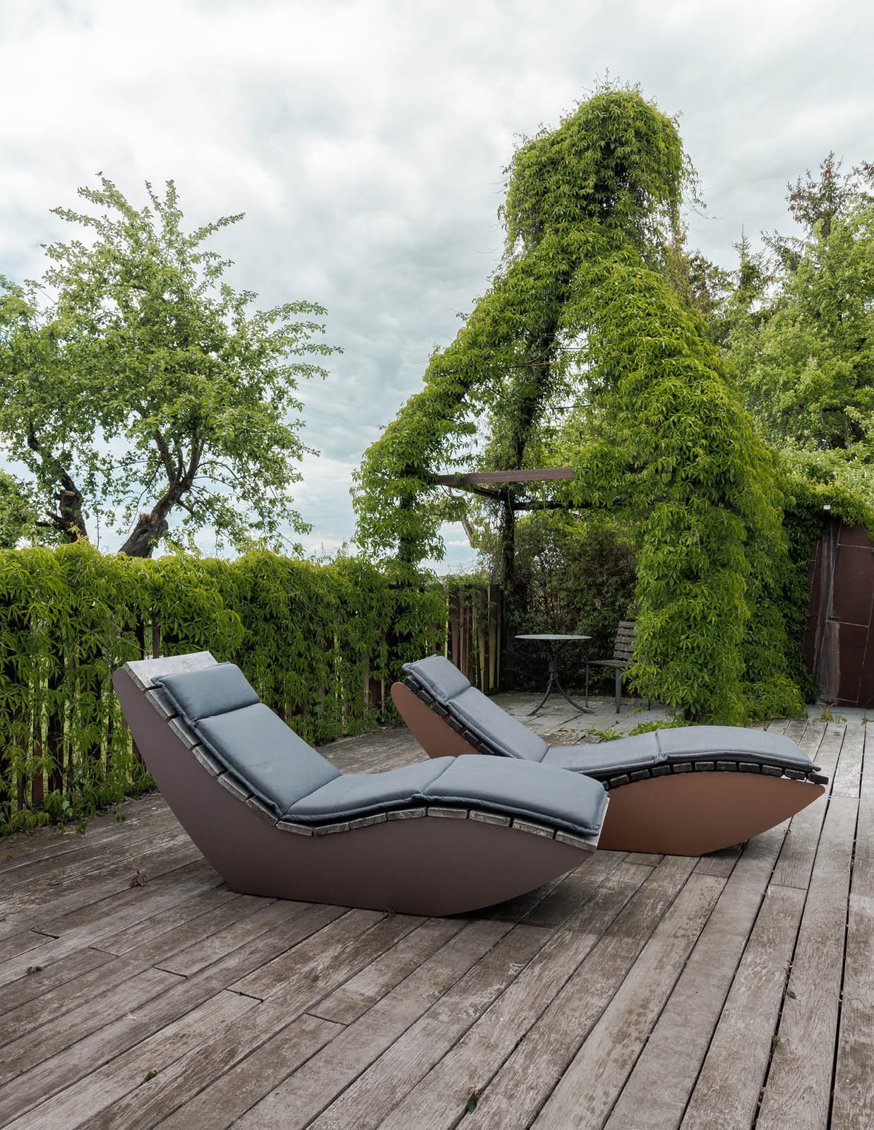 Relax-Liegen aus lackiertem Aluminium, Tisch aus Bronze mit geschmiedetem Fuß, Gartendusche aus Cortenstahl