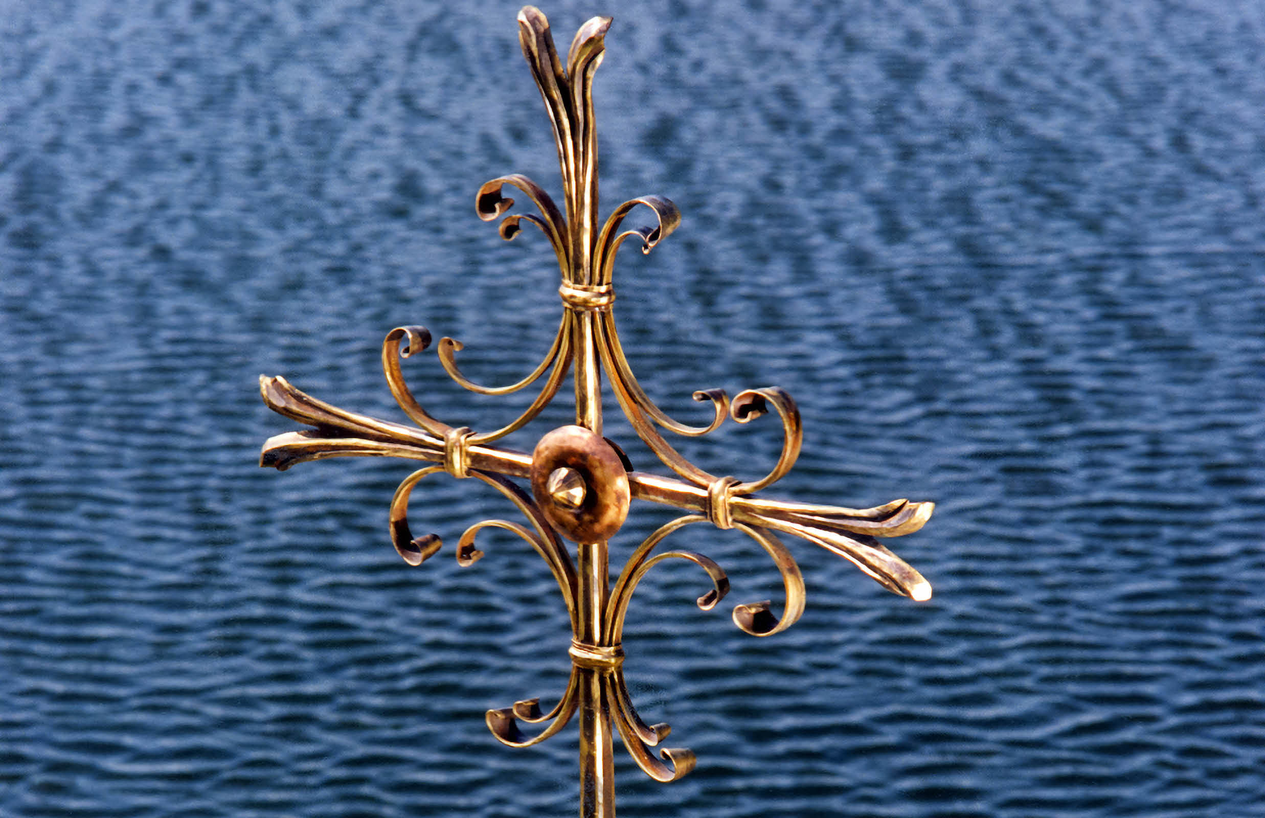 Individuell geschmiedetes Grabkreuz